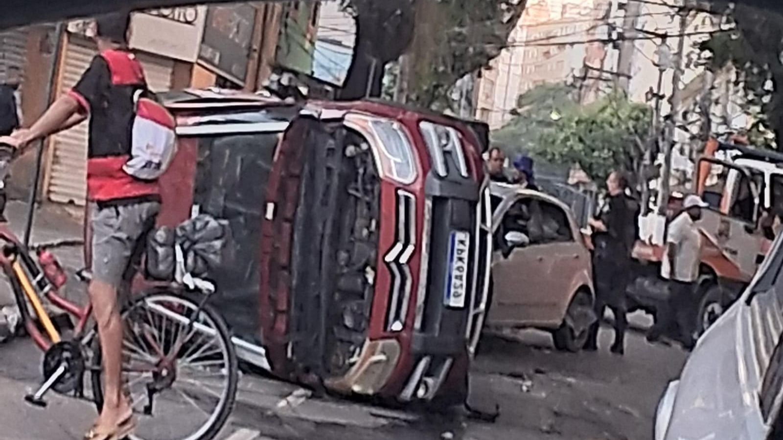 Carro tombado após acidente em rua do Centro de Niterói