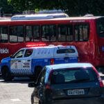 Ônibus sequestrado é usado como barricada durante operação em Niterói