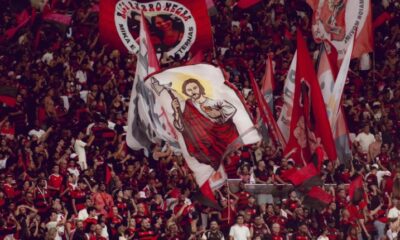 Jogadores do Flamengo comemorando gol na vitória por 3 a 1 sobre o Santos no Maracanã.