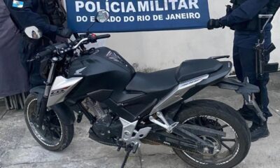 Motocicleta roubada recuperada pela PM em Itaboraí após perseguição policial. 🚔