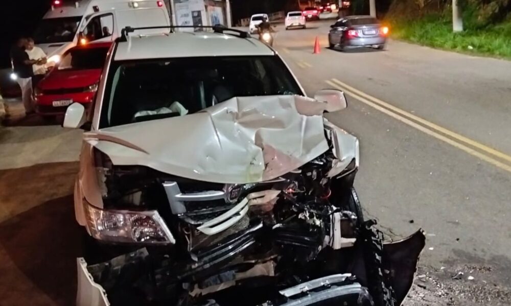 Carro destruído após colisão durante tentativa de assalto em Niterói