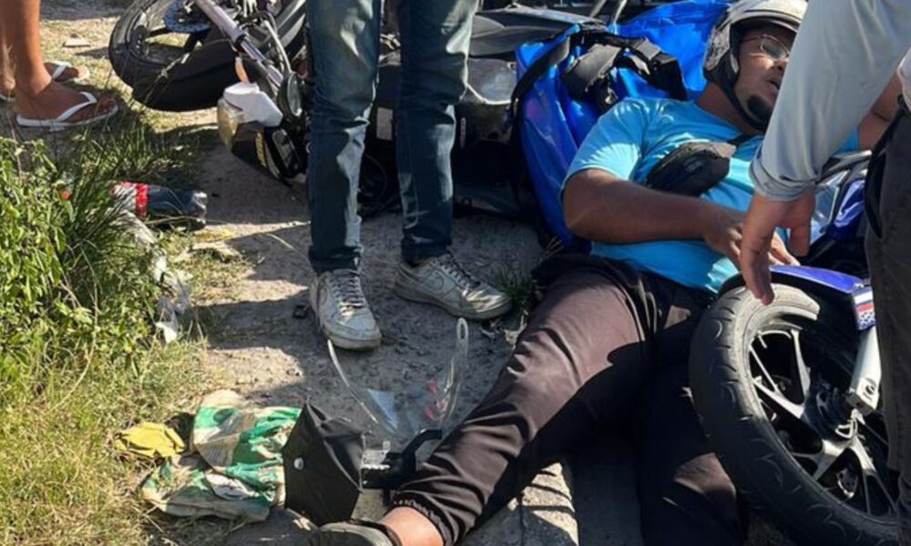 Bombeiros socorrendo motociclistas feridos após acidente na RJ-104 em São Gonçalo