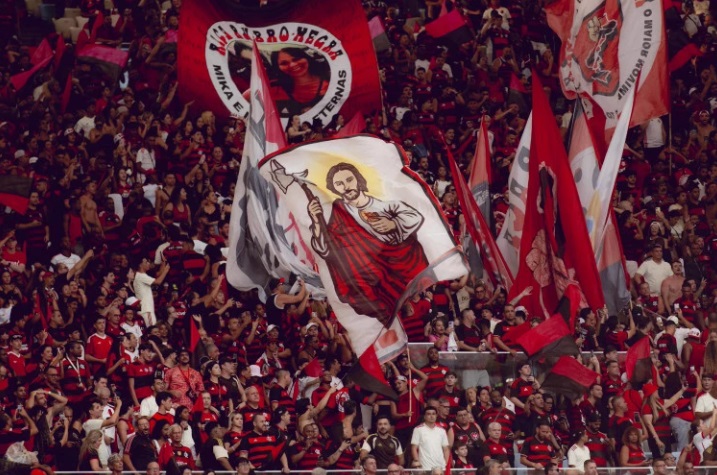 Jogadores do Flamengo comemorando gol na vitória por 3 a 1 sobre o Santos no Maracanã.