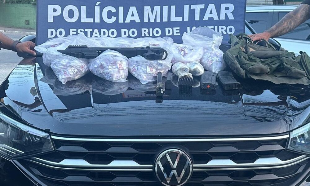 Itens apreendidos pela PM em ação contra o crime em São Gonçalo