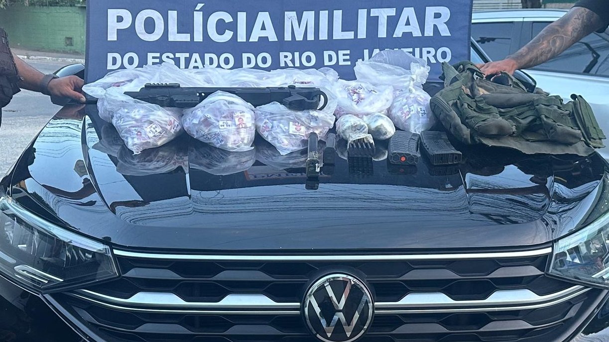 Itens apreendidos pela PM em ação contra o crime em São Gonçalo