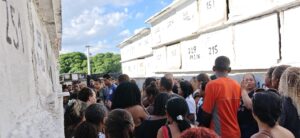 Comoção e clamor por justiça marcam despedida de jovem morta em São Gonçalo