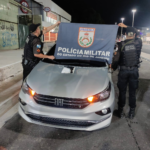 Criminosos invadem casa em Itaboraí, abandonam arma e carro roubado durante fuga