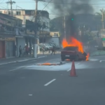 Carro pega fogo e assusta motoristas em Niterói