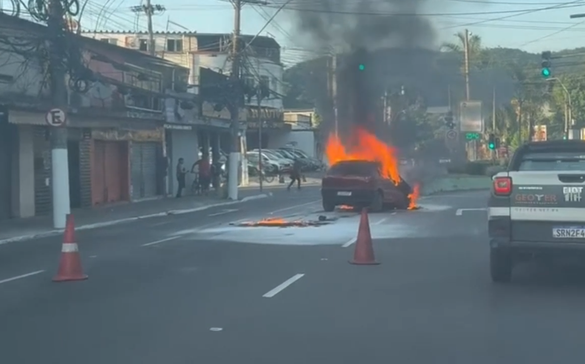 Carro pega fogo e assusta motoristas em Niterói