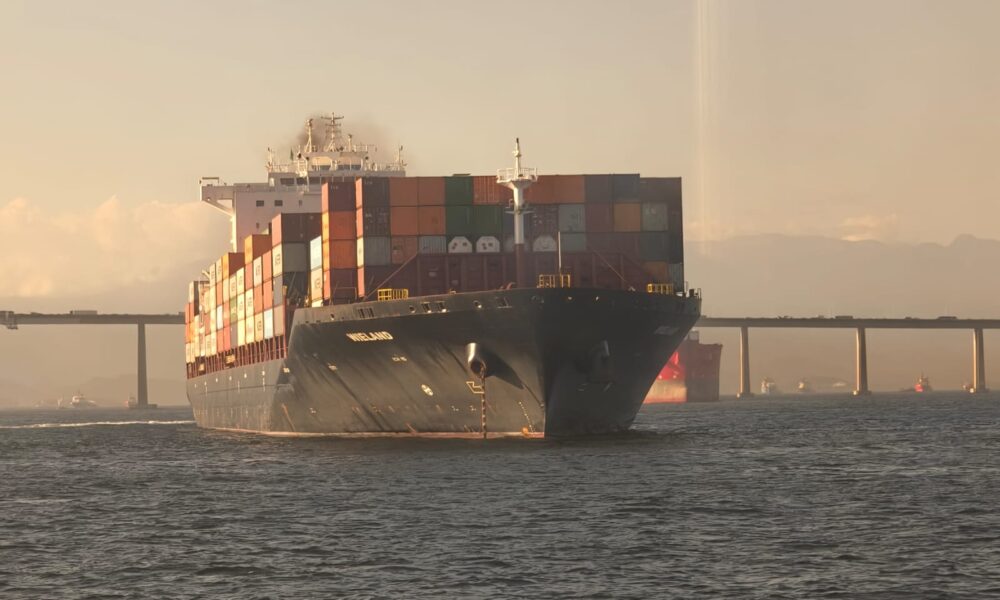 Navios e contêineres em porto ilustram crescimento da balança comercial brasileira.