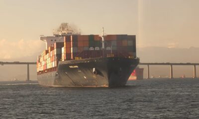 Navios e contêineres em porto ilustram crescimento da balança comercial brasileira.