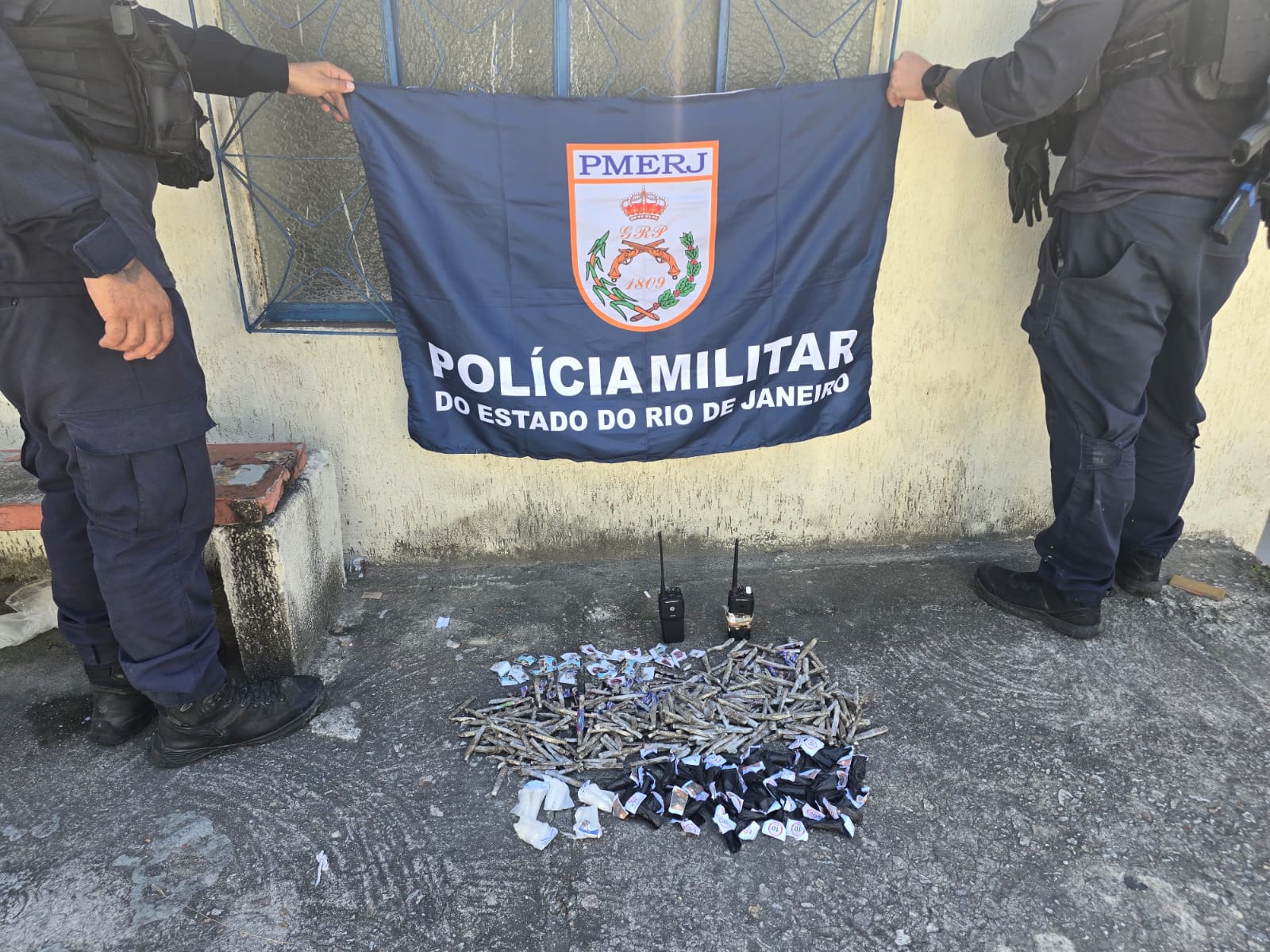 Drogas apreendidas pela PM durante operação contra o tráfico de drogas em Santa Izabel, São Gonçalo.