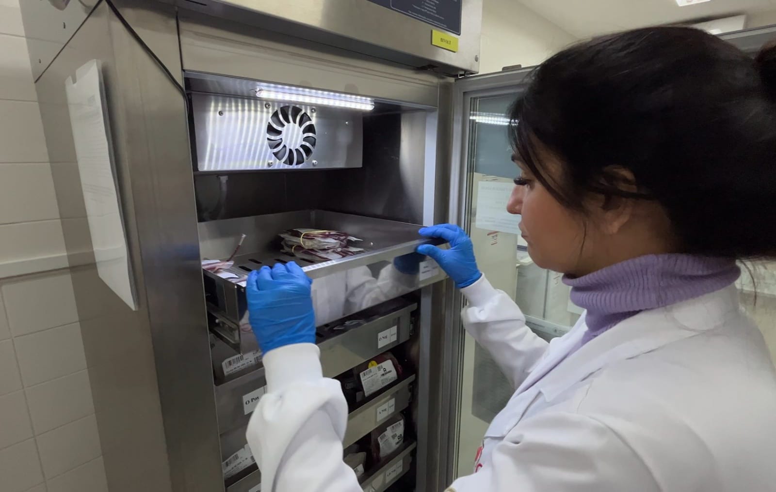 Pessoa realizando doação de sangue em campanha para o Hospital Estadual Alberto Torres em São Gonçalo.