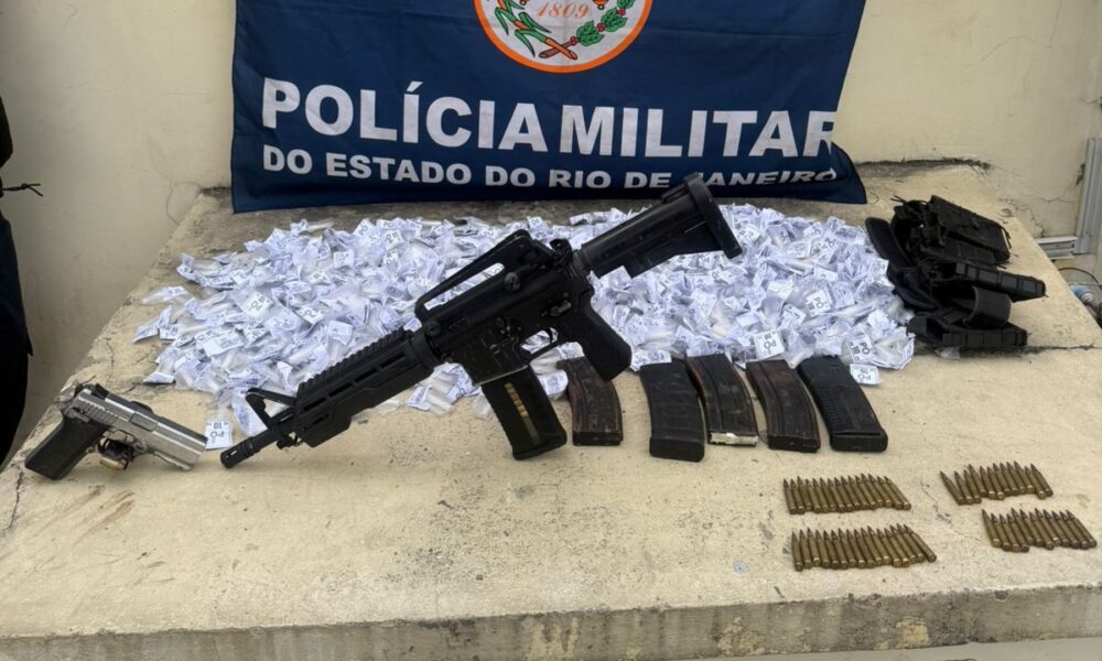 Fuzil, pistola e drogas apreendidos em operação policial em Itaboraí