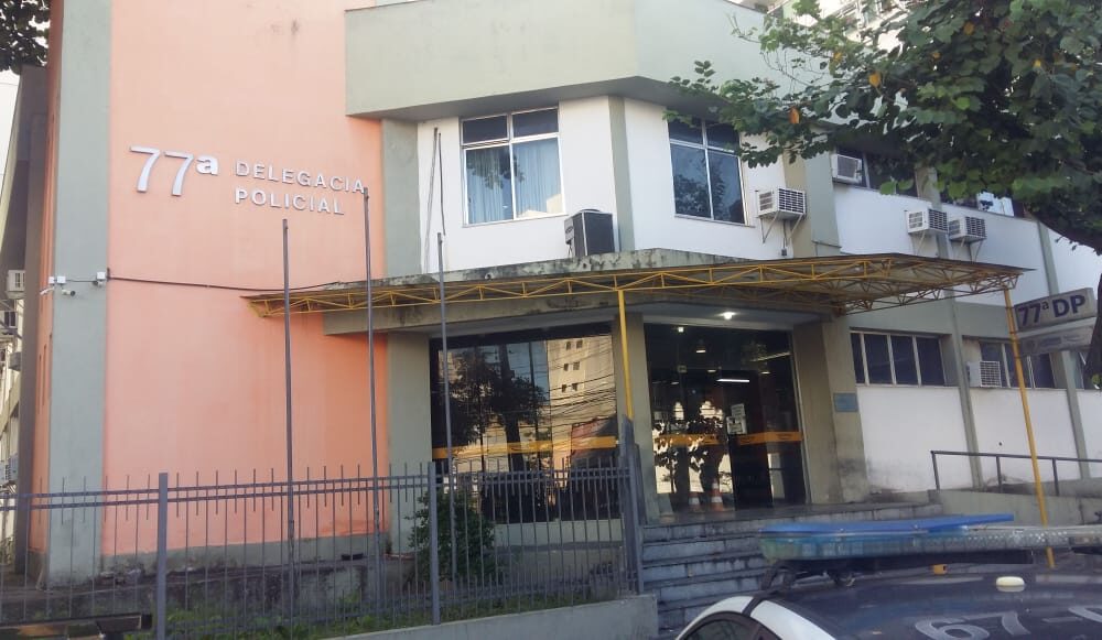 Viatura da Polícia Civil durante operação que resultou na prisão de homem condenado por estupro em Itaboraí.