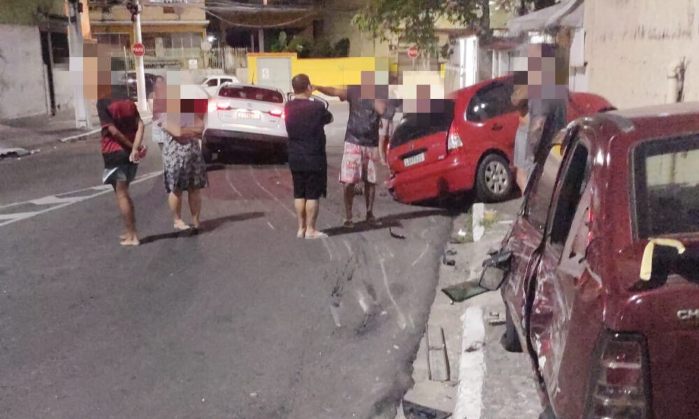 Fiat Cronos ligado ao vereador Romério Duarte após acidente que destruiu dois veículos na Engenhoca, em Niterói.