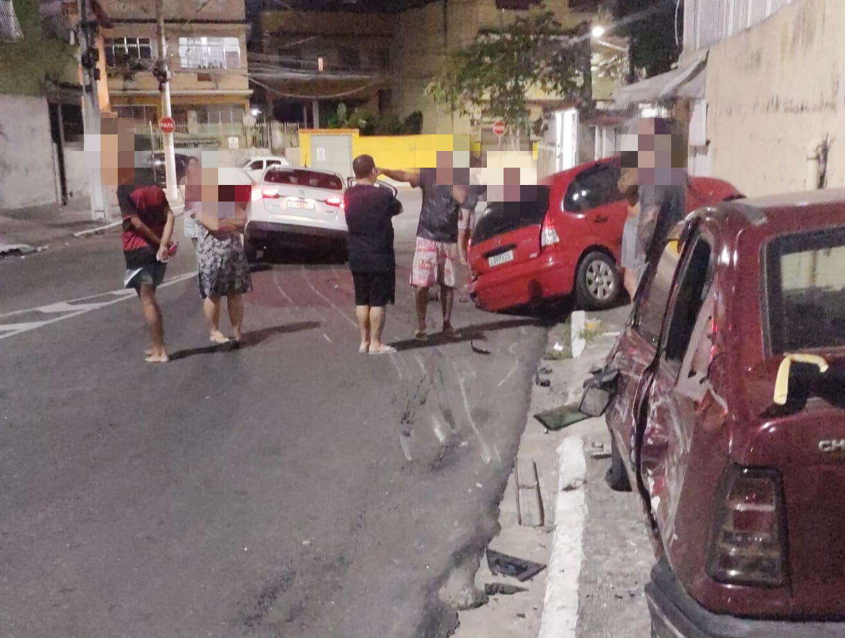 Fiat Cronos ligado ao vereador Romério Duarte após acidente que destruiu dois veículos na Engenhoca, em Niterói.