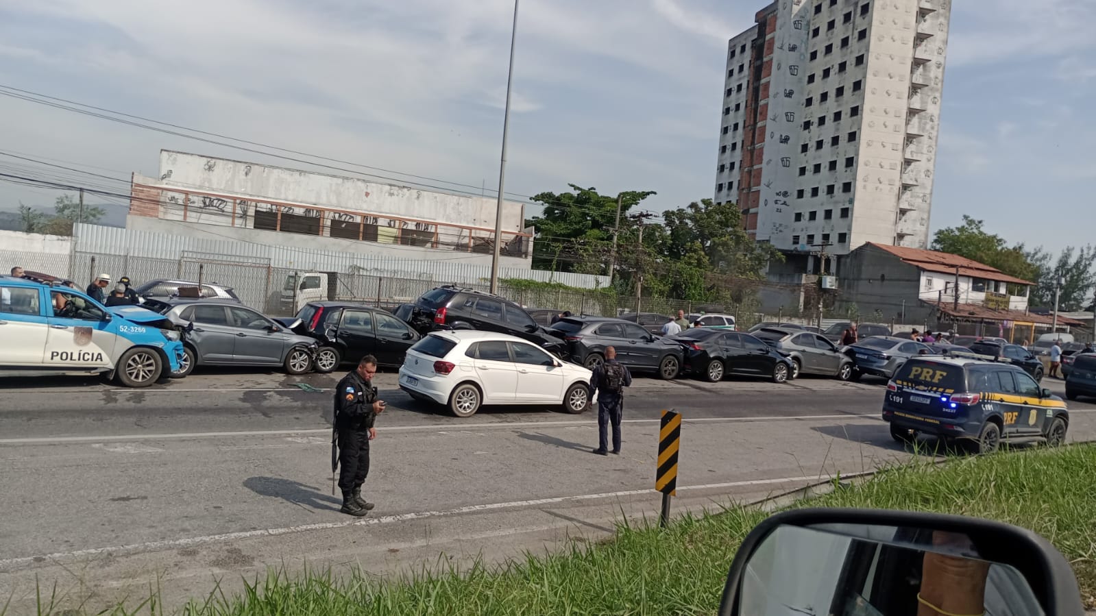 engavetamento na BR-101 com múltiplos veículos em Itaboraí