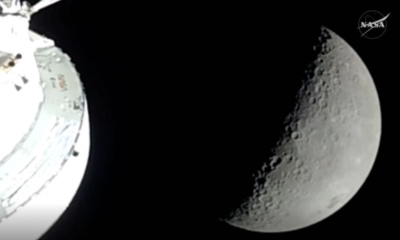 Cápsula Orion da missão Artemis 2 próxima da Lua durante viagem histórica.