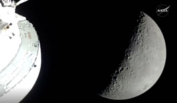 Cápsula Orion da missão Artemis 2 próxima da Lua durante viagem histórica.