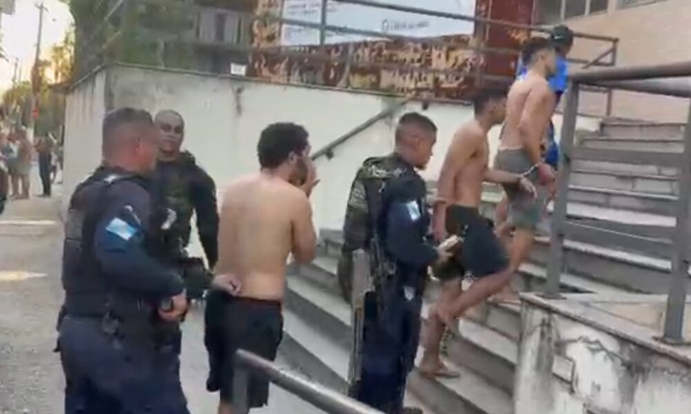 Armas apreendidas pela Polícia Militar durante operação na comunidade da Palmeira em Niterói.