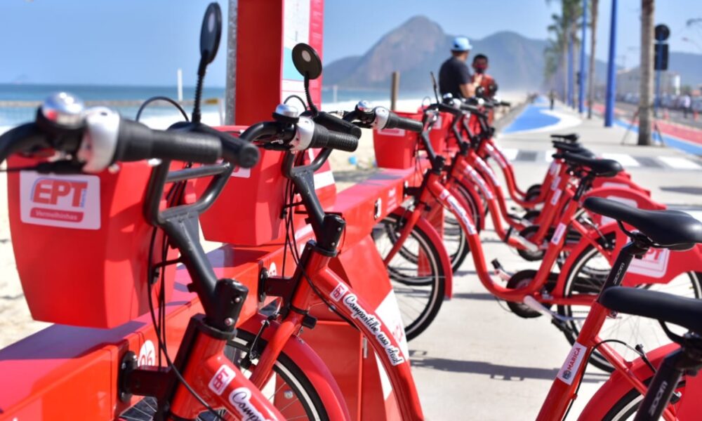 Bicicletas Vermelhinhas disponíveis em estação de compartilhamento em Maricá.
