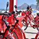 Bicicletas Vermelhinhas disponíveis em estação de compartilhamento em Maricá.