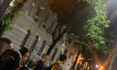 Chuva forte no Rio provoca bolsões de água e interrupções no transporte público.