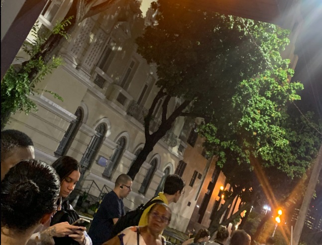 Chuva forte no Rio provoca bolsões de água e interrupções no transporte público.