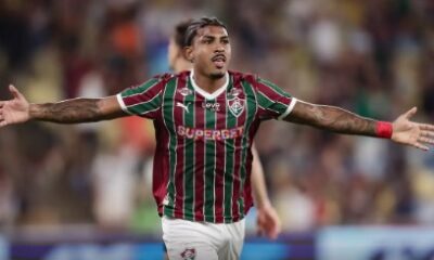 Fluminense vence Corinthians no Maracanã com jogadores comemorando gol