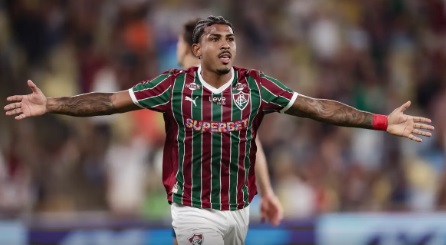 Fluminense vence Corinthians no Maracanã com jogadores comemorando gol