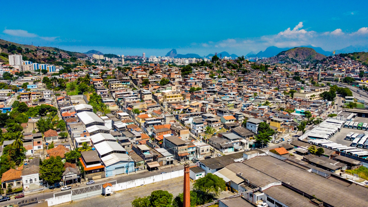 Agentes de segurança em operação contra violência em Niterói