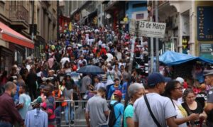 brasileiros endividados analisando contas e dívidas segundo pesquisa Datafolha