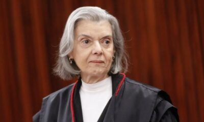 Cármen Lúcia durante sessão do TSE ao anunciar antecipação da saída da presidência.