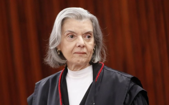 Cármen Lúcia durante sessão do TSE ao anunciar antecipação da saída da presidência.