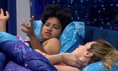 Ana Paula Renault e Milena conversam com participantes durante a madrugada no BBB 26.