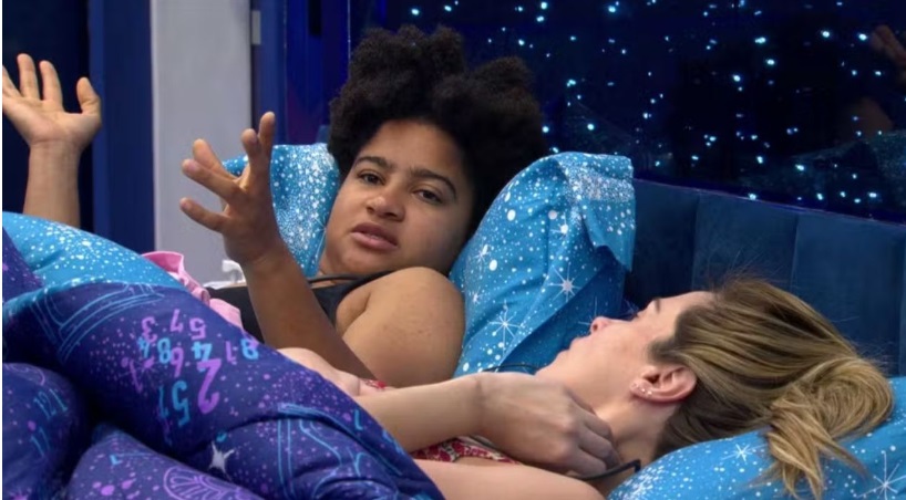Ana Paula Renault e Milena conversam com participantes durante a madrugada no BBB 26.