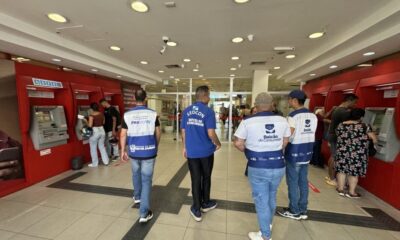 Agência bancária em São Gonçalo sendo fiscalizada por equipes do Procon-RJ.