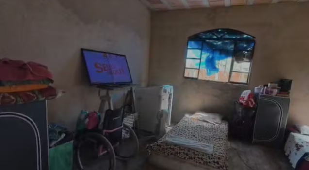 Polícia Civil em operação que resgatou idosos de abrigo clandestino em São Gonçalo.