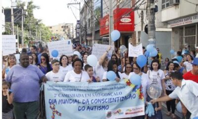 Caminhada do Autismo em São Gonçalo com famílias e apoiadores reunidos no Centro