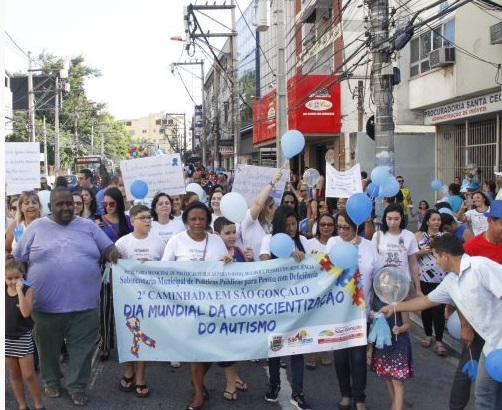 Caminhada do Autismo em São Gonçalo com famílias e apoiadores reunidos no Centro