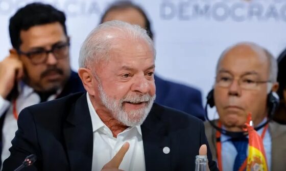 Lula defende fim da escala 6x1 durante fórum em Barcelona