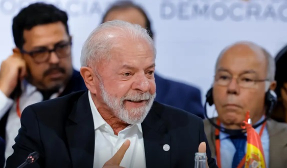 Lula defende fim da escala 6x1 durante fórum em Barcelona