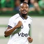 Botafogo atropela Chapecoense fora de casa e dispara no ataque