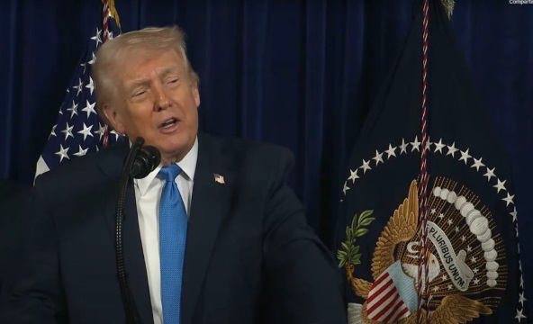 Donald Trump durante discurso após anunciar cessar-fogo temporário entre EUA e Irã. 🌍🕊️