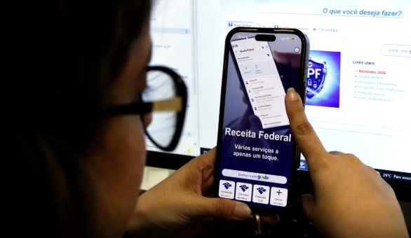 Computador com sistema da Receita Federal utilizado para envio da declaração do Imposto de Renda 2026. 📊🧾