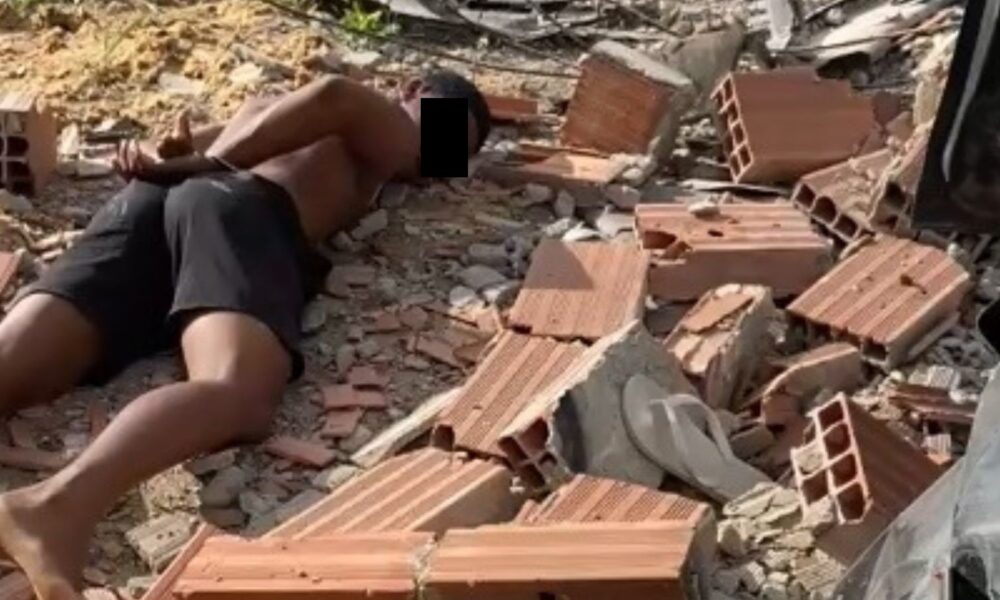 Veículo destruído após perseguição policial ligada ao tráfico em Itaboraí