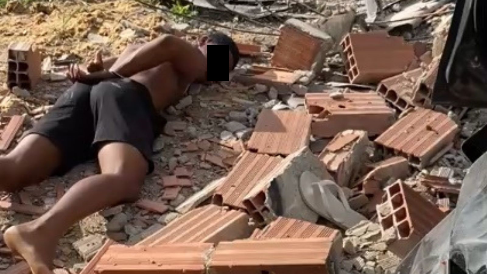 Veículo destruído após perseguição policial ligada ao tráfico em Itaboraí