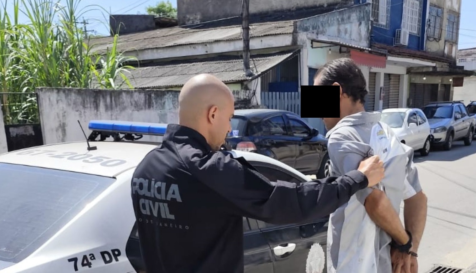 Viatura da Polícia Civil após prisão por descumprimento de medida protetiva em São Gonçalo.