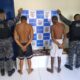 Policiais militares apreendem drogas durante operação contra tráfico na RJ-104 em Niterói.